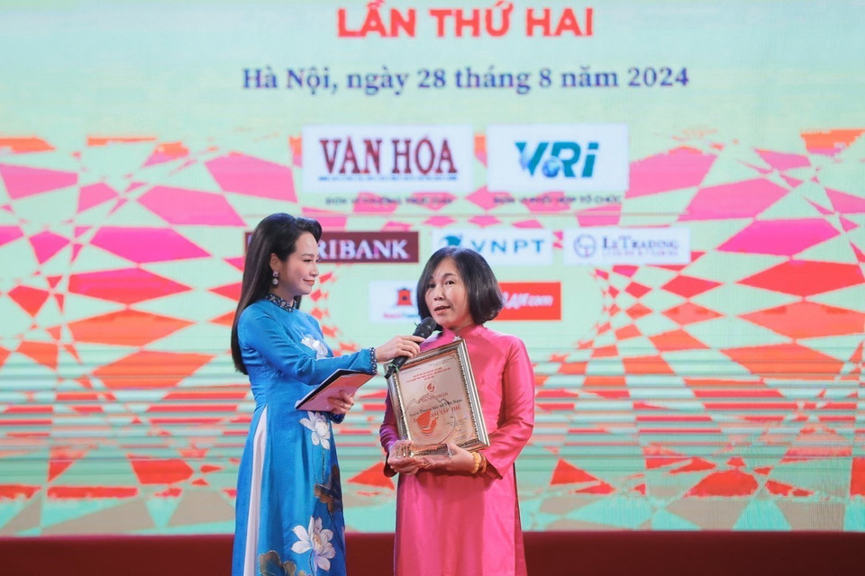 Bà Nguyễn Hồng Hạnh, đại diện TTXVN chia sẻ khi nhận giải Tập thể. (Ảnh: Minh Quyết/ TTXVN)