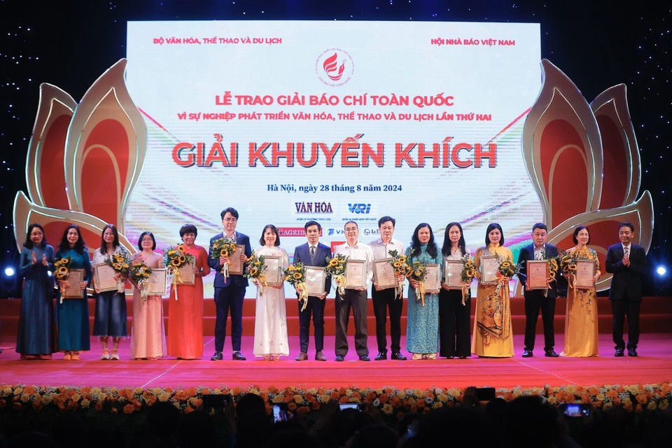 Ban tổ chức trao giải Khuyến khích cho các tác giả đoạt giải. (Ảnh: Minh Quyết/TTXVN)