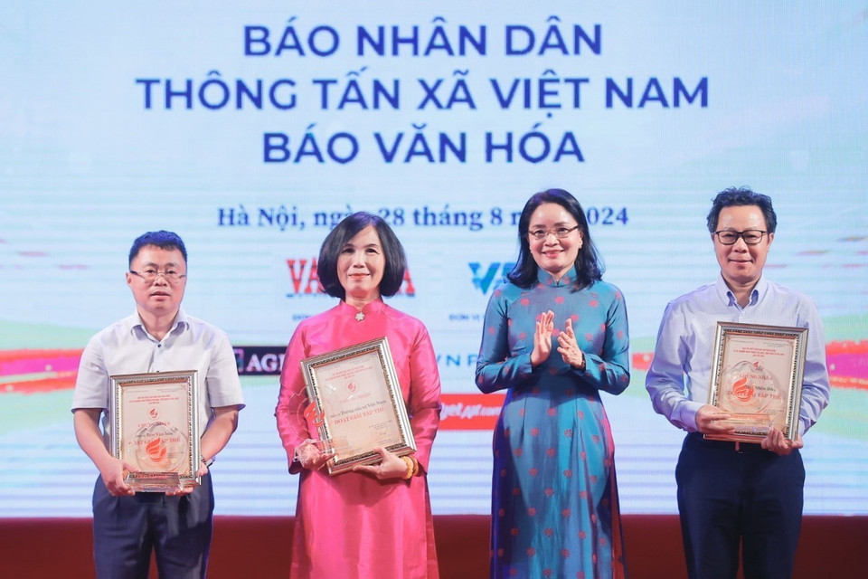 Ban tổ chức trao giải Tập thể cho các đơn vị đoạt giải. (Ảnh: Minh Quyết/ TTXVN)