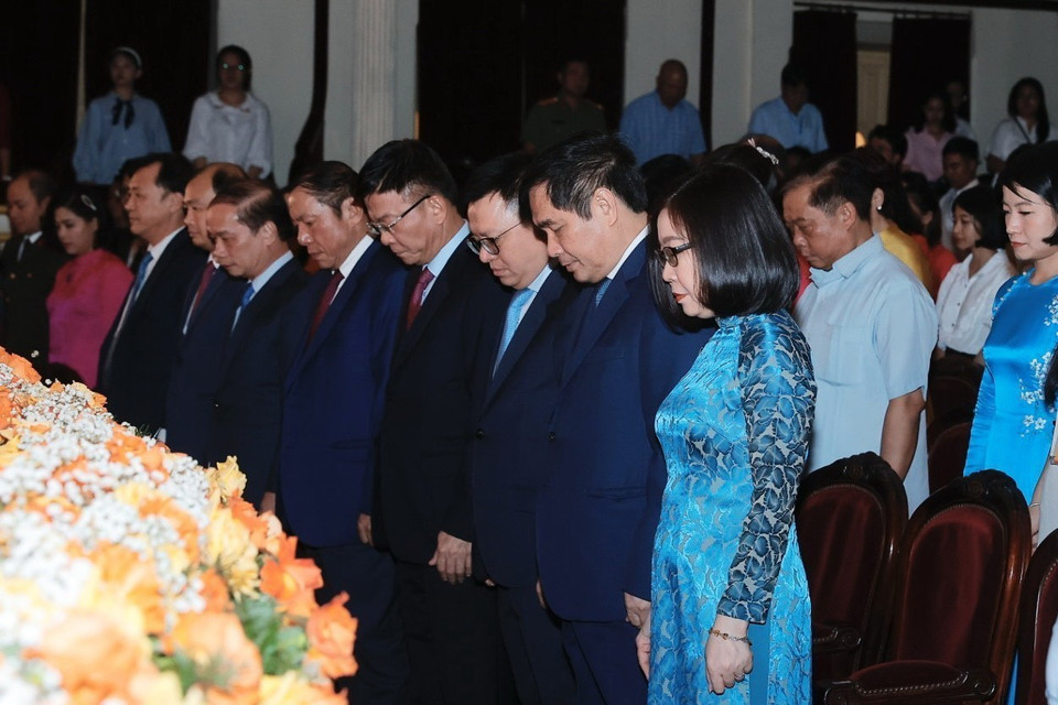 Đại biểu dành một phút mặc niệm tưởng nhớ cố Tổng Bí thư Nguyễn Phú Trọng. (Ảnh: Minh Quyết/ TTXVN)