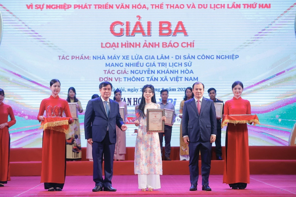 Ban tổ chức trao giải Ba cho tác giả Nguyễn Khánh Hòa thuộc Ban biên tập Ảnh, TTXVN. (Ảnh: Minh Quyết/TTXVN)