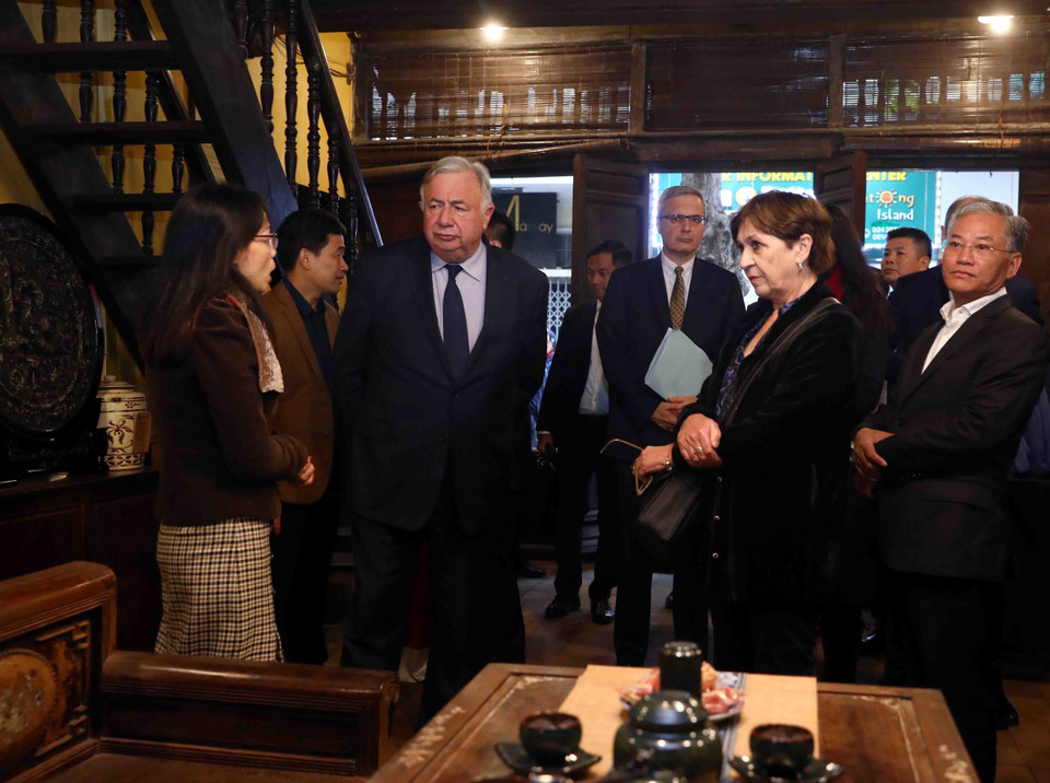 Chủ tịch Thượng viện Cộng hòa Pháp Gérard Larcher tham quan dự án nhà số 87 Mã Mây, phường Hàng Buồm, quận Hoàn Kiếm (dự án hợp tác giữa Hà Nội với thành phố Toulouse, Pháp). (Ảnh: Phạm Kiên/TTXVN)