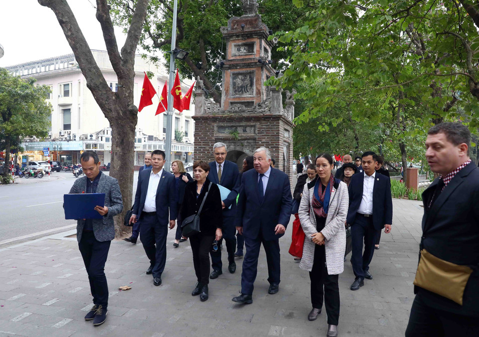 Trong chương trình thăm chính thức Việt Nam, chiều 9/12, tại Hà Nội, Chủ tịch Thượng viện Cộng hòa Pháp Gérard Larcher tham quan một số địa điểm tại khu vực phố cổ, trung tâm quận Hoàn Kiếm. (Ảnh: Phạm Kiên/TTXVN)
