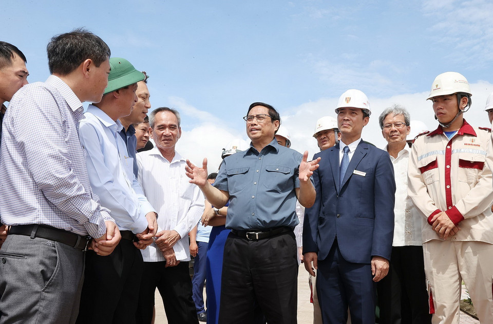 Thủ tướng Phạm Minh Chính khảo sát dự án Điện gió Hòa Bình 5, xã Vĩnh Thịnh, huyện Hòa Bình, tỉnh Bạc Liêu. (Ảnh: Dương Giang/TTXVN)