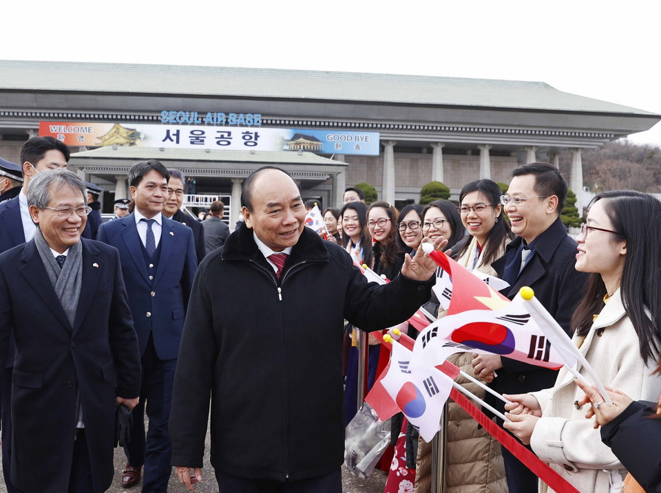  Chủ tịch nước Nguyễn Xuân Phúc cùng bà con Việt Kiều tại lễ đón. (Ảnh: Thống Nhất/TTXVN)