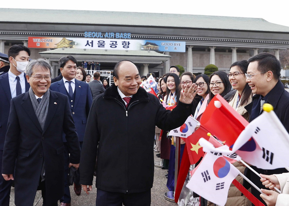 Chủ tịch nước Nguyễn Xuân Phúc và bà con Việt Kiều tại lễ đón. (Ảnh: Thống Nhất/TTXVN)