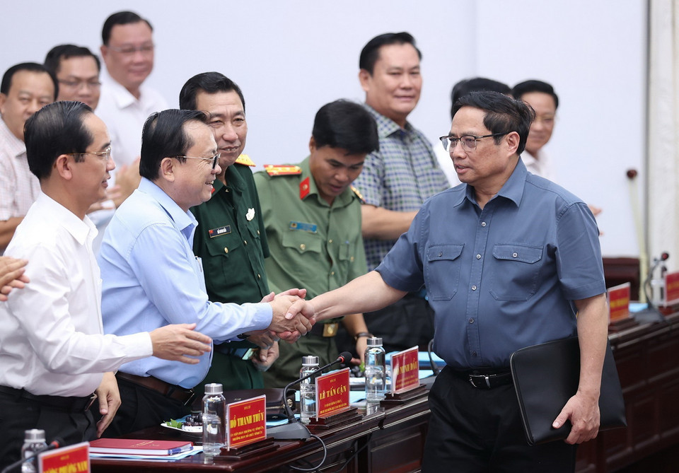 Thủ tướng với lãnh đạo chủ chốt tỉnh Bạc Liêu. (Ảnh: Dương Giang/TTXVN) 