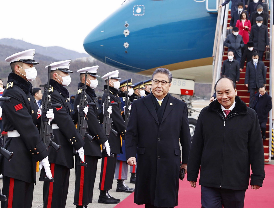 Lễ đón Chủ tịch nước Nguyễn Xuân Phúc tại sân bay thủ đô Seoul. (Ảnh: Thống Nhất/TTXVN)