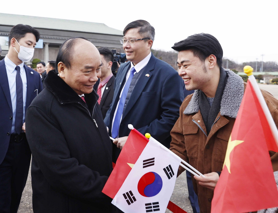 Chủ tịch nước Nguyễn Xuân Phúc với bà con Việt Kiều tại lễ đón. (Ảnh: Thống Nhất/TTXVN)