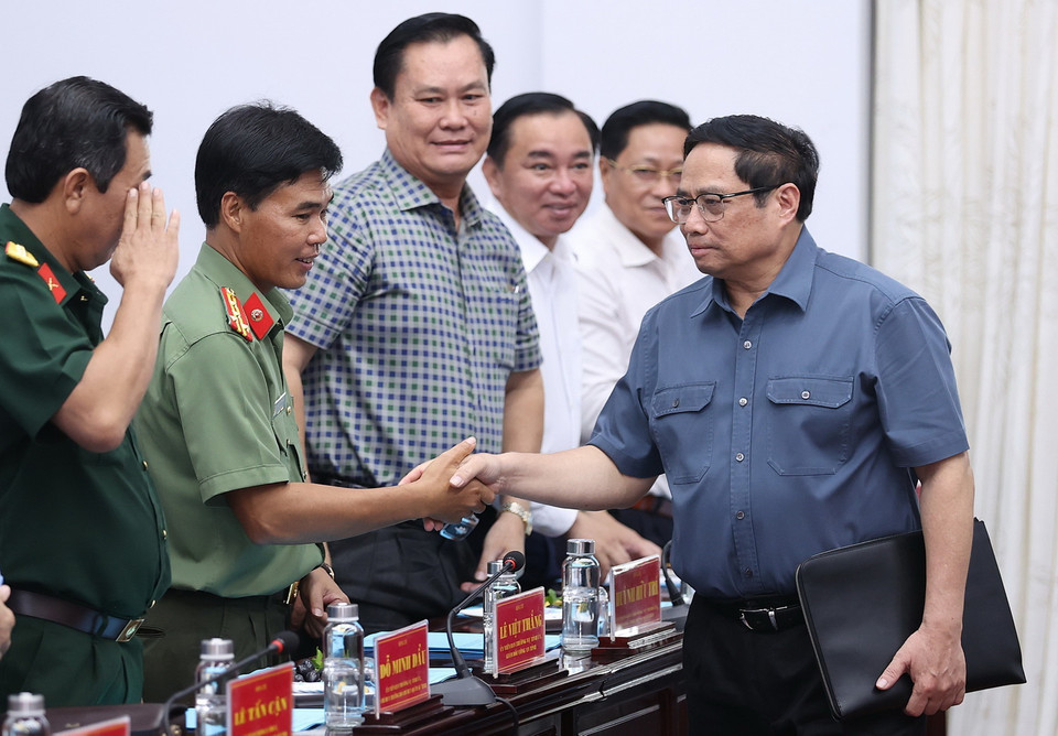 Thủ tướng Phạm Minh Chính cùng lãnh đạo chủ chốt tỉnh Bạc Liêu. (Ảnh: Dương Giang/TTXVN) 