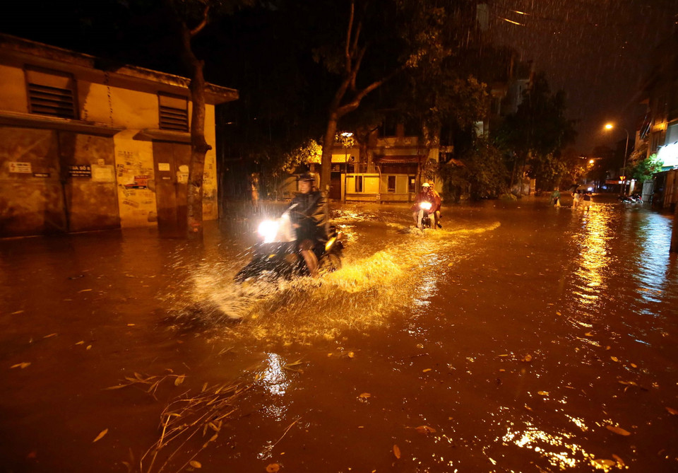 Nước ngập sâu tại đường Bạch Thái Bưởi, Khu đô thị Văn Quán, quận Hà Đông. (Ảnh: Phạm Kiên/TTXVN)