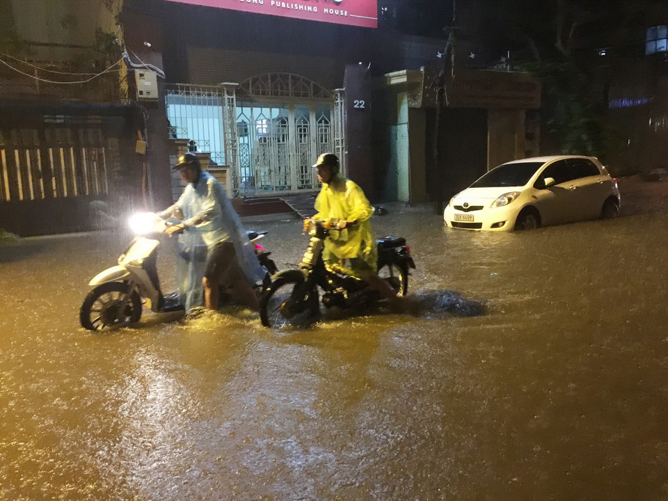Một số ôtô, xe máy bị chết máy không thể lưu thông do ngập lụt trên phố Hàng Chuối, quận Hoàn Kiếm. (Ảnh: Lâm Khánh/TTXVN)