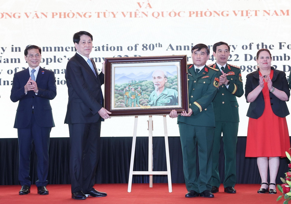 Chủ tịch nước Lương Cường tặng bức tranh chân dung Chủ tịch Hồ Chí Minh cho Cơ quan Tùy viên Quốc phòng Việt Nam tại Chile. (Ảnh: Lâm Khánh/TTXVN)
