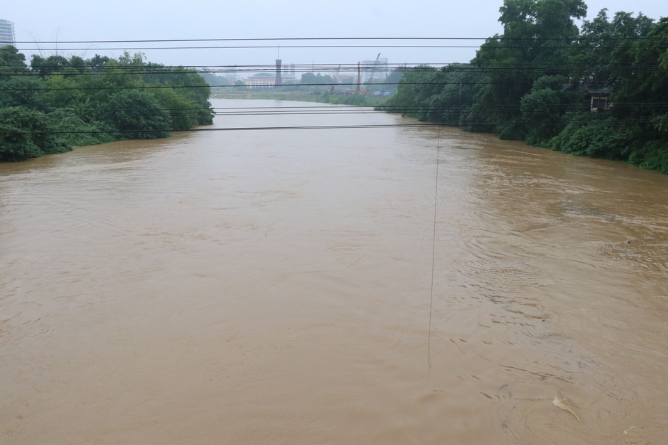 Đến chiều 17/8, nước lũ trên sông Cầu đã lên gần báo động 1, sát với khu dân cư thuộc phường Trưng Vương, thành phố Thái Nguyên. (Ảnh: Hoàng Nguyên/TTXVN)