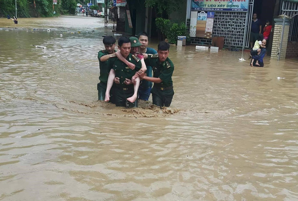 Bộ đội Biên phòng Nghệ An giúp dân khắc phục hậu quả mưa lũ do ảnh hưởng của bão số 4. (Ảnh: TTXVN phát)