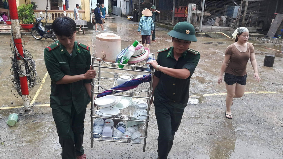 Bộ đội Biên phòng Nghệ An giúp dân khắc phục hậu quả mưa lũ do ảnh hưởng của bão số 4. (Ảnh: TTXVN phát)