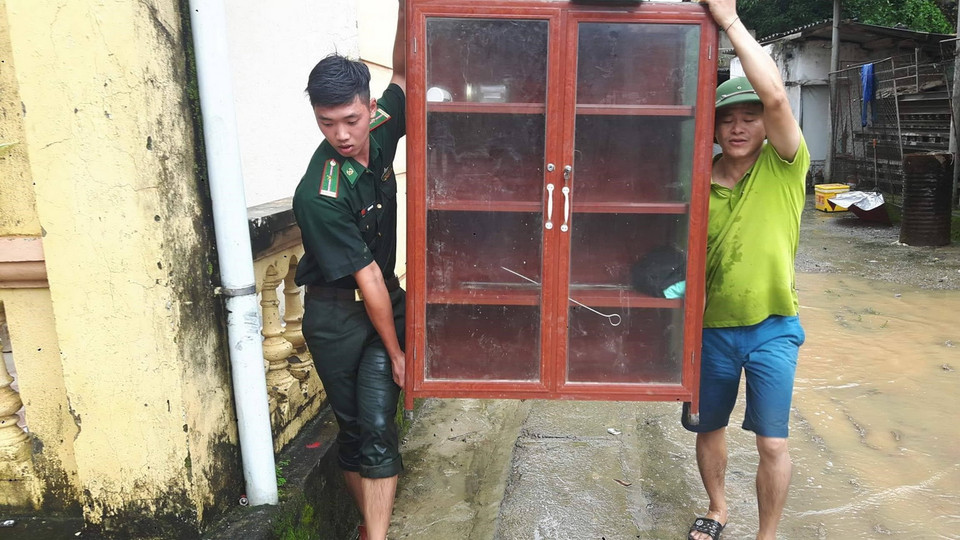 Bộ đội Biên phòng Nghệ An giúp dân khắc phục hậu quả mưa lũ do ảnh hưởng của bão số 4. (Ảnh: TTXVN phát)