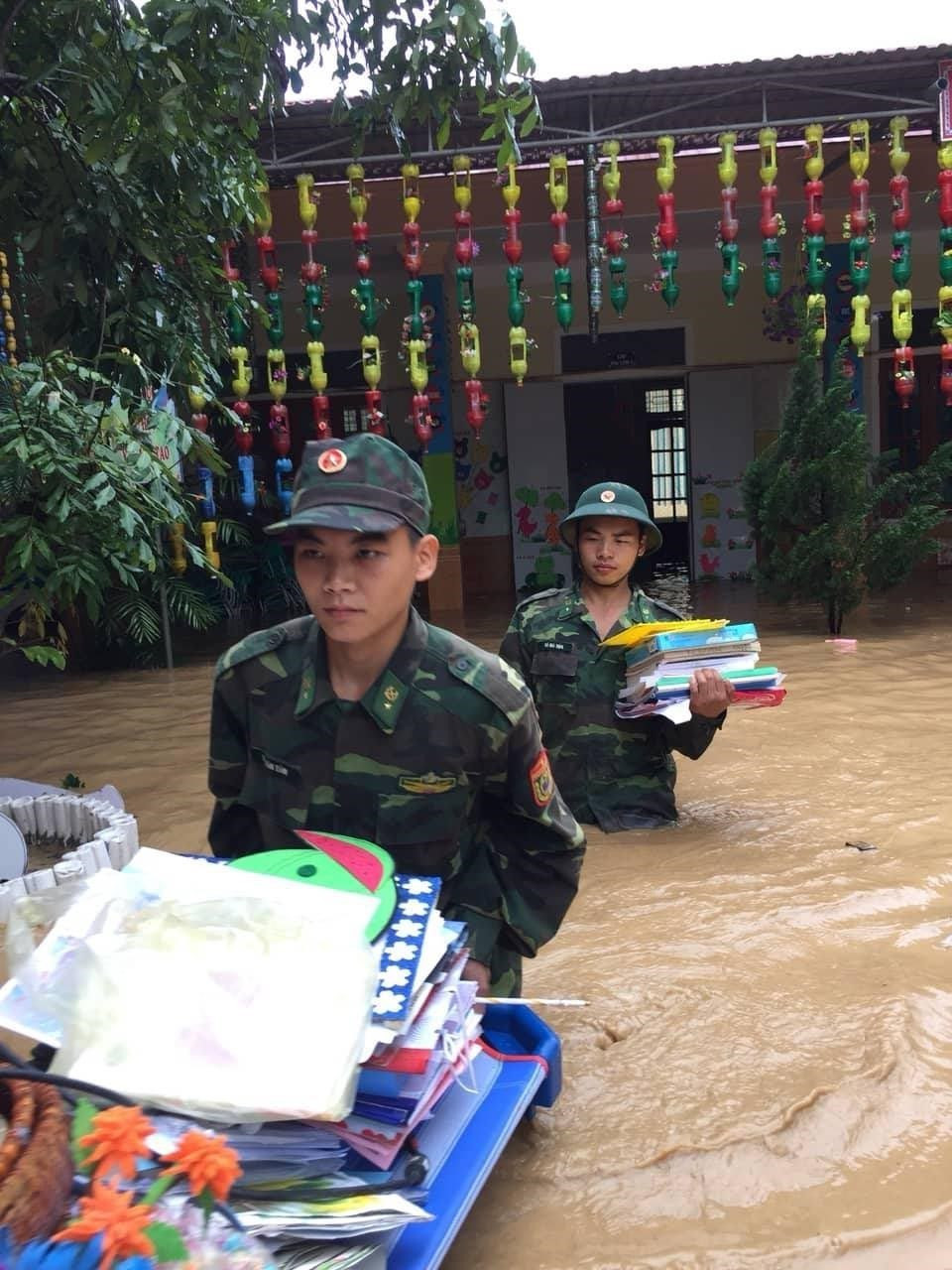 Bộ đội Biên phòng Nghệ An giúp dân khắc phục hậu quả mưa lũ do ảnh hưởng của bão số 4. (Ảnh: TTXVN phát)