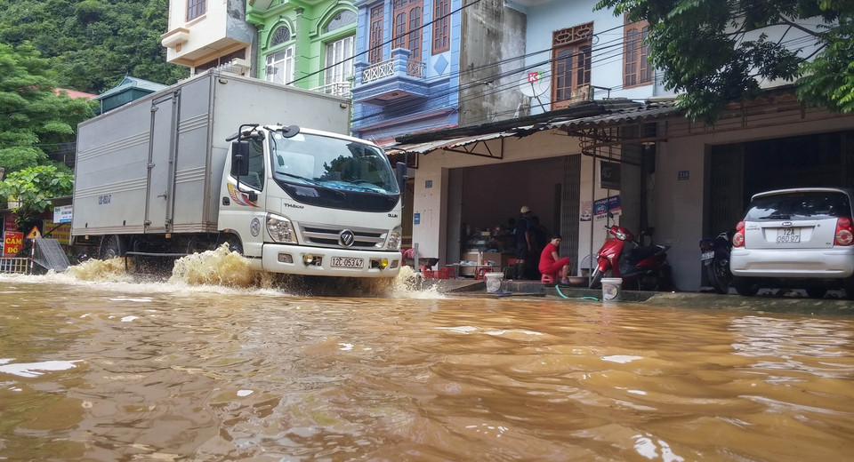 Đường giao thông tại thị trấn Đồng Mỏ, huyện Chi Lăng, Lạng Sơn bị ngập sâu. (Ảnh: Hoàng Hùng/TTXVN)