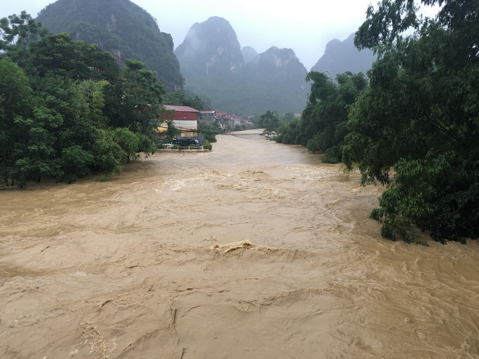 Nước sông Thương dâng cao ở thị trấn Đồng Mỏ, huyện Chi Lăng, Lạng Sơn. (Ảnh: Vũ Sinh/TTXVN)