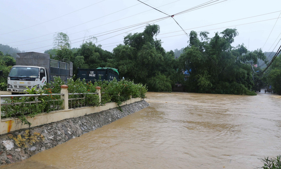 Nước sông Thương dâng cao, tràn qua ngầm Mỏ Chảo ở thị trấn Đồng Mỏ, huyện Chi Lăng. (Ảnh: Phạm Hậu/TTXVN)