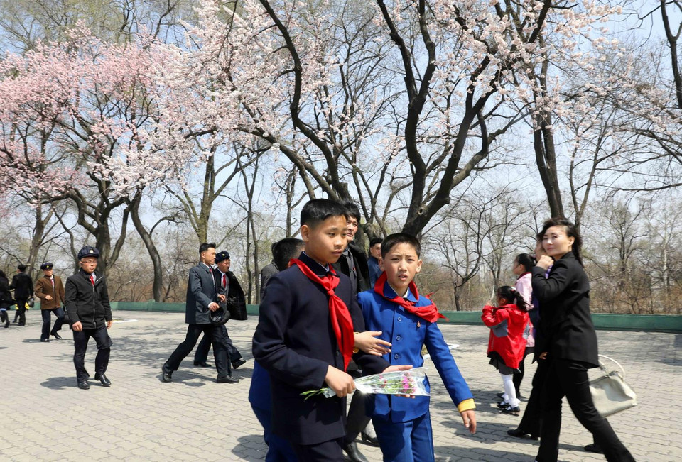 Các em học sinh ở Thủ đô Bình Nhưỡng mang hoa đến đặt tại tượng đài nhân ngày sinh nhật của Chủ tịch Kim Nhật Thành. (Ảnh: Phương Hoa/TTXVN)