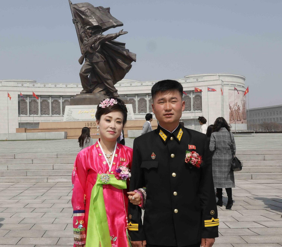 Một cặp vợ chồng sắp cưới chụp ảnh trước Bảo tàng Chiến thắng Chiến tranh Giải phóng Tổ quốc. (Ảnh: Phương Hoa/TTXVN)