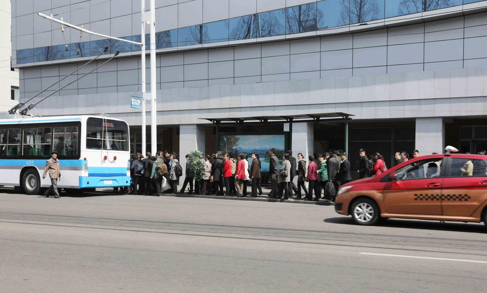 Người dân xếp hàng trật tự lên phương tiện giao thông công cộng. (Ảnh: Phương Hoa/TTXVN)