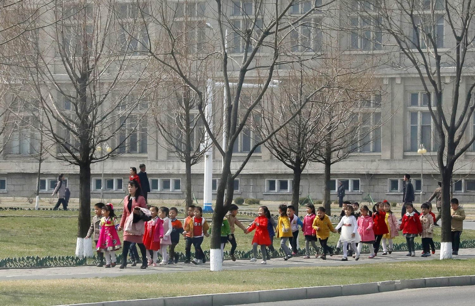 Học sinh mầm non được cô giáo dẫn đi dã ngoại. (Ảnh: Phương Hoa/TTXVN)