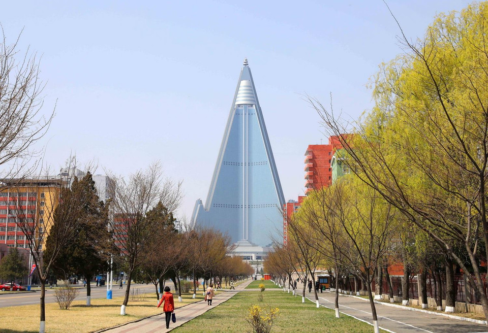 Tòa nhà Ryugyong cao 330m ở Thủ đô Bình Nhưỡng. (Ảnh: Phương Hoa/TTXVN)