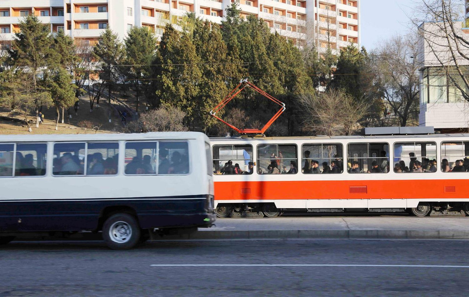 Ôtô điện là phương tiện giao thông công cộng phổ biển ở Bình Nhưỡng. (Ảnh: Phương Hoa/TTXVN)