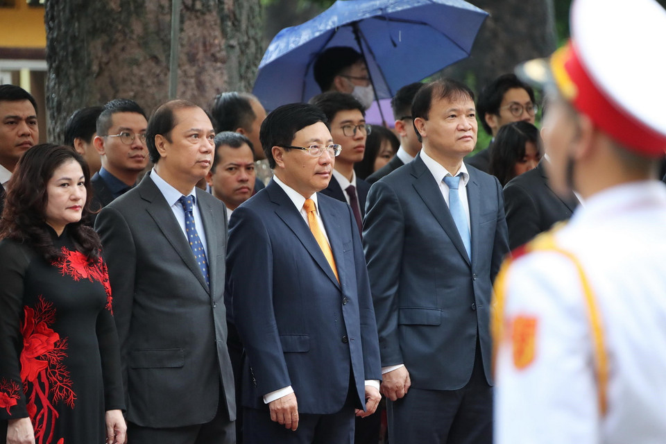 Phó Thủ tướng, Bộ trưởng Bộ Ngoại giao Phạm Bình Minh và các đại biểu dự Lễ Thượng cờ ASEAN. (Ảnh: Lâm Khánh/TTXVN)