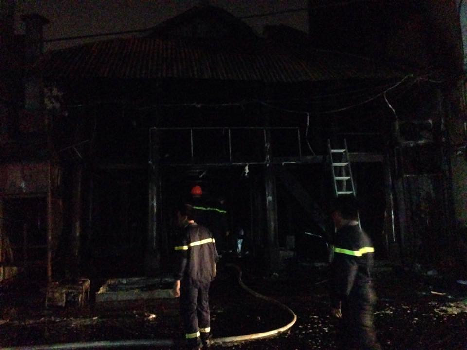 Vào khoảng 19 giờ 10 ngày 14/9, một vụ hỏa hoạn lớn đã bất ngờ bùng lên từ khu bếp của nhà hàng Lợn Mường số 40 ngõ 4 Thanh Bình, Hà Đông, Hà Nội. (Nguồn: Vietnam+)