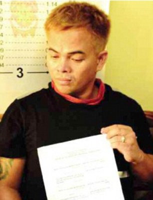 Lo ngại tính mạng bị đe dọa, Espinosa ra đầu thú, nhưng đứa con trai Kerwin của ông này đã đào tẩu. (Nguồn: Daily Mail)