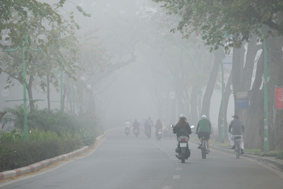 Nhiều người tham gia giao thông bị cản trở tầm nhìn bởi sương mù dày đặc. (Ảnh: Lâm Phan/Vietnam+)