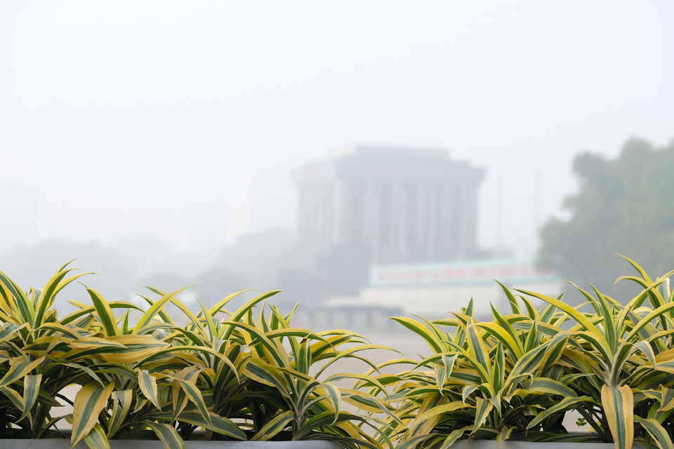 Lăng Bác 'ẩn hiện' trong màn sương mù. (Ảnh: Hoàng Đạt/Vietnam+)