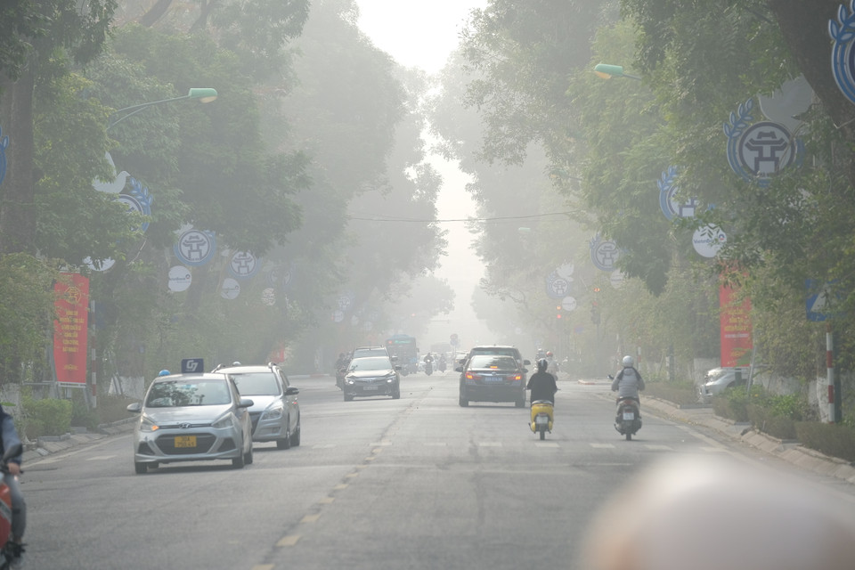 Đường Điện Biên Phủ (quận Hoàn Kiếm, Hà Nội) bị ảnh hưởng bởi sương mù trong buổi sáng. (Ảnh: Hoàng Đạt/Vietnam+)