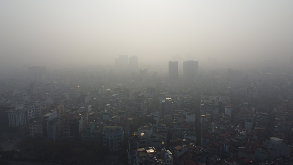 Nhiều toà nhà cao tầng của Thủ đô chìm trong màn sương mù dày đặc. (Ảnh: Lâm Phan/Vietnam+)