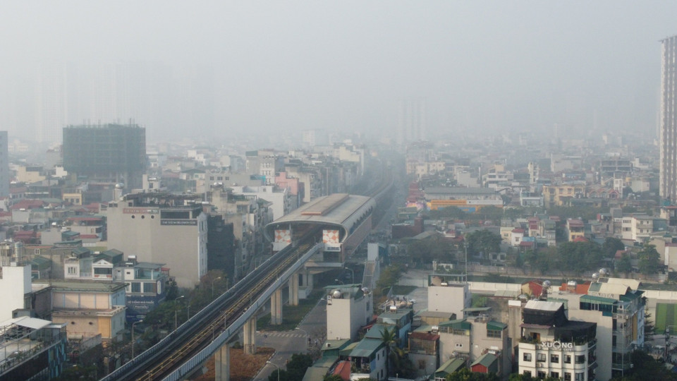 Sáng 3/3, nhiều khu vực tại Hà Nội vẫn bị bao phủ trong lớp sương mù dù trời hửng nắng. (Ảnh: Lâm Phan/Vietnam+)