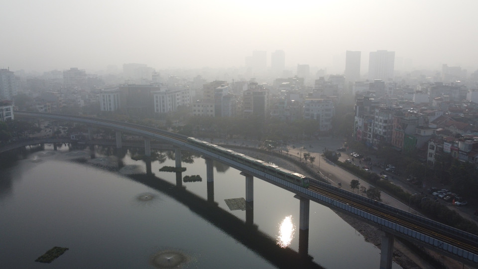 Một đoạn đường sắt Cát Linh-Hà Đông chạy qua hồ Hoàng Cầu bị phủ bởi sương mù. (Ảnh: Hoàng Đạt/Vietnam+)