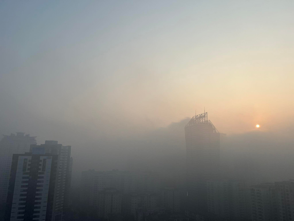 Những tòa nhà cao tầng tại Thủ đô 'ẩn hiện' trong màn sương. (Ảnh: Hoàng Đạt/Vietnam+)