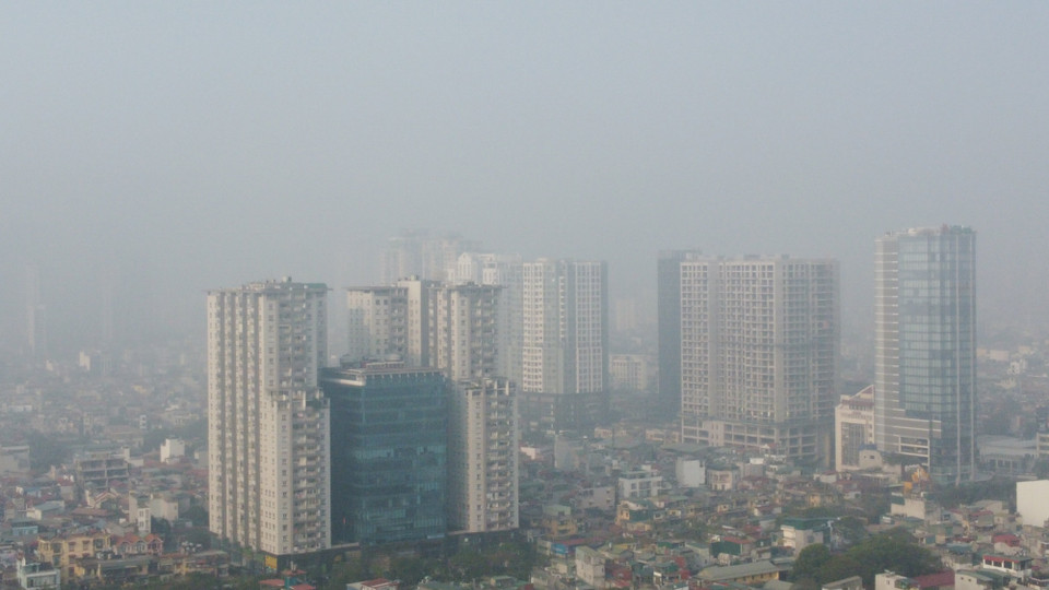 Những tòa nhà cao tầng ở khu vực quận Cầu Giấy vào thời điểm 8 giờ sáng. (Ảnh: Lâm Phan/Vietnam+)