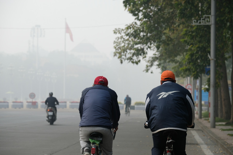 Người dân đạp xe tập thể dục trên đường Hùng Vương. (Ảnh: Hoàng Đạt/Vietnam+)