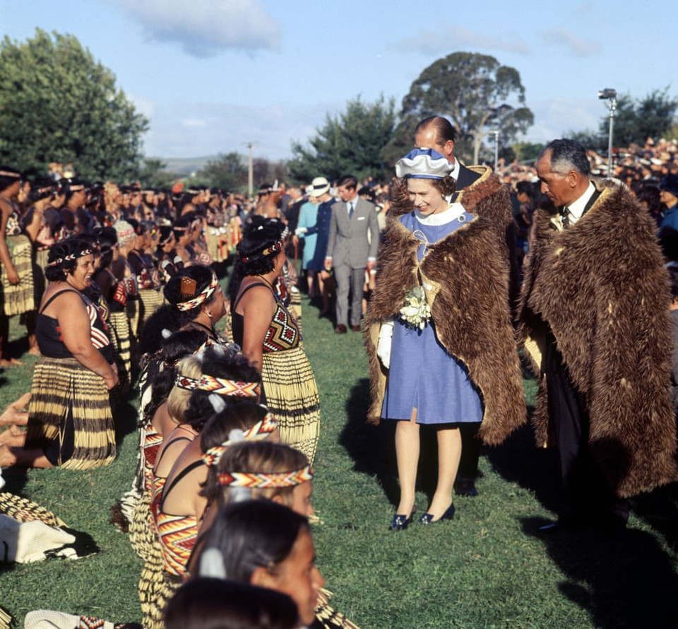 Năm 1970, Nữ hoàng Elizabeth II trong chiếc áo choàng lông kiwi khi bà đến thăm cộng đồng người Maori ở Gisborne, New Zealand. (Nguồn: Shutterstock)