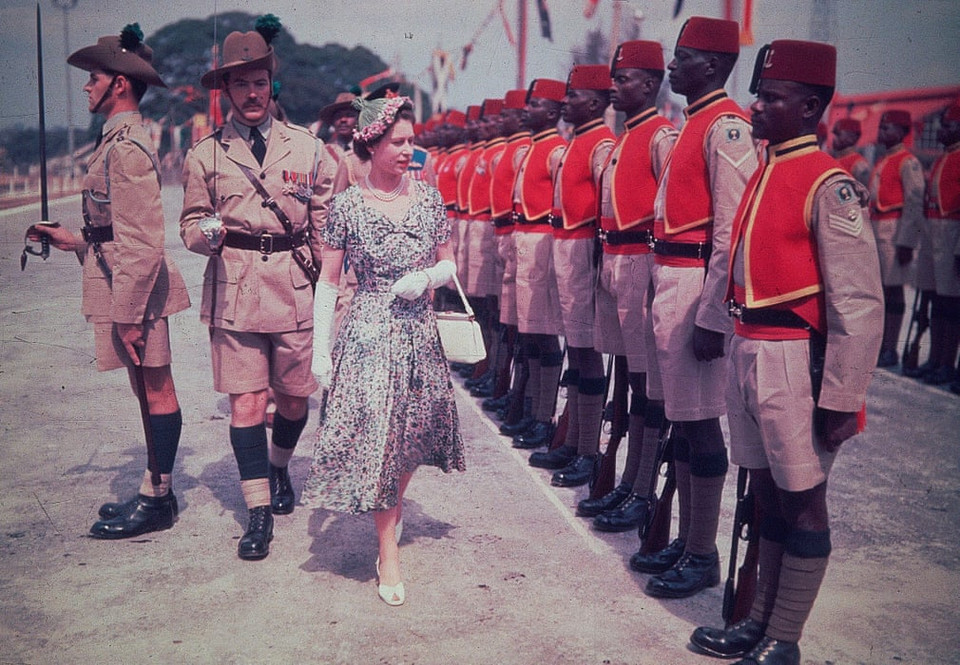 Năm 1954, Nữ hoàng Elizabeth II thị sát một đội quân trong chuyến công du vòng quanh thế giới kéo dài 6 tháng tới Khối thịnh vượng chung, nơi bà đã đến thăm 13 quốc gia bằng đường bộ, đường biển và đường hàng không. (Nguồn: Hulton-Deutsch Collection/Corbis)