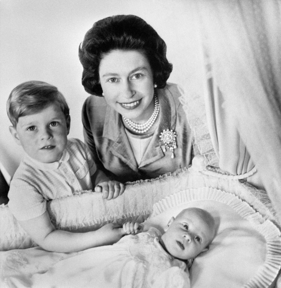 Năm 1964, Nữ hoàng Elizabeth II hạ sinh con trai thứ tư, Hoàng tử Edward, con thứ tư của Nữ hoàng và Công tước xứ Edinburgh. Trong ảnh: Hoàng tử Edward nắm chặt ngón tay của anh trai, Hoàng tử Andrew, bốn tuổi, trong phòng âm nhạc của Cung điện Buckingham. (Nguồn: PA)