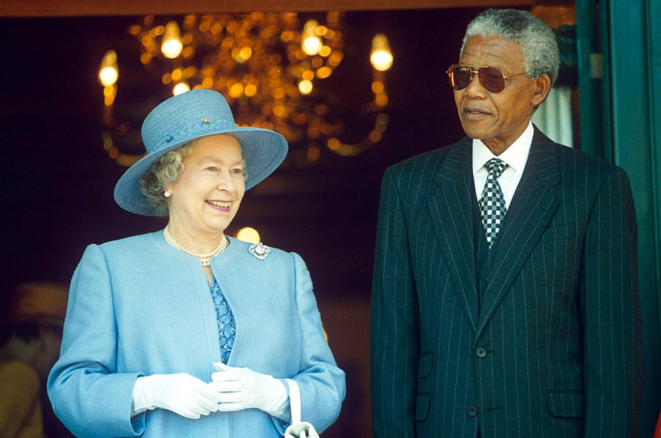 Năm 1995, Nữ hoàng Elizabeth II và Tổng thống Nam Phi Nelson Mandela trong chuyến thăm Nam Phi. (Nguồn: Times Newspapers Ltd/Rex Features)