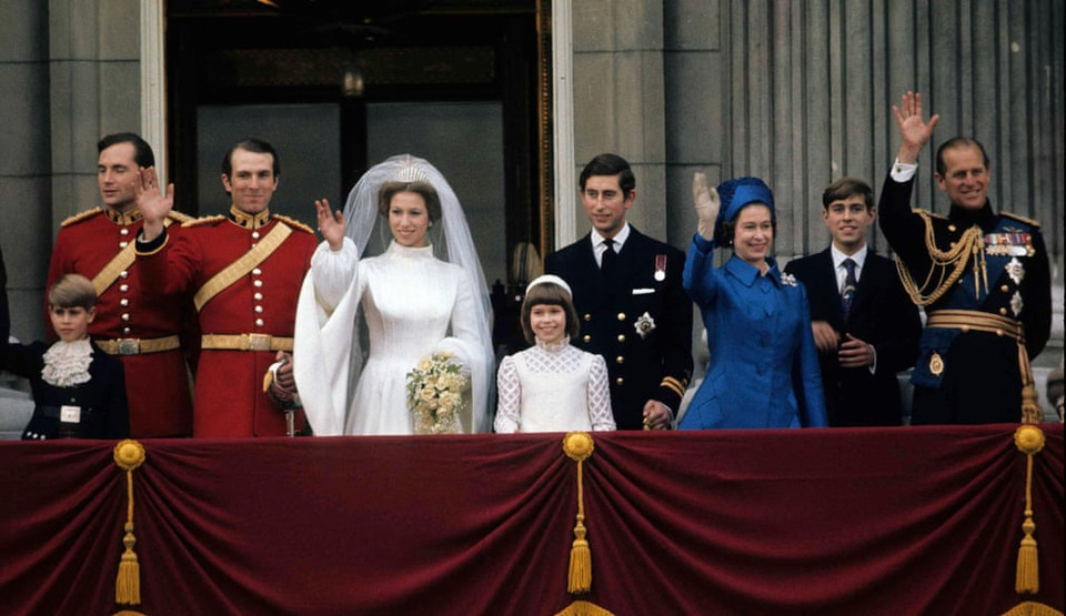 Năm 1973, gia đình hoàng gia vẫy chào công chúng từ ban công của Cung điện Buckingham sau đám cưới của Công chúa Anne và Đại úy Mark Phillips. (Nguồn: Getty)