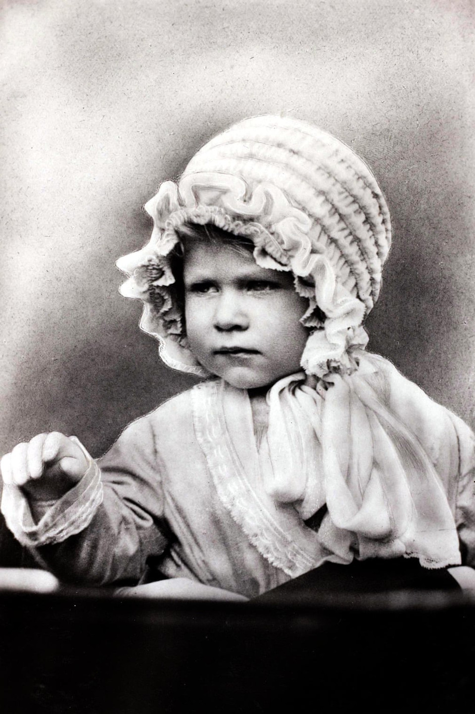 Ảnh chụp Công chúa Elizabeth, 1 tuổi, năm 1927. Cô đứng hàng thứ ba trong trong danh sách thừa kế ngai vàng sau cha cô, Công tước xứ York, và Edward, Hoàng tử xứ Wales. (Nguồn: Getty)