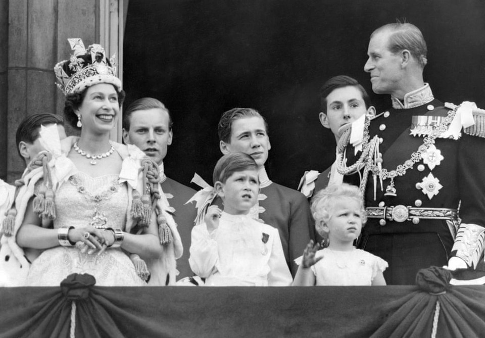 Năm 1953, gia đình hoàng gia trên ban công tại Cung điện Buckingham sau lễ đăng quang của Nữ hoàng Elizabeth II tại Tu viện Westminster. Áo choàng của bà được thêu biểu tượng hoa của các quốc gia thuộc Khối thịnh vượng chung. (Nguồn: PA)